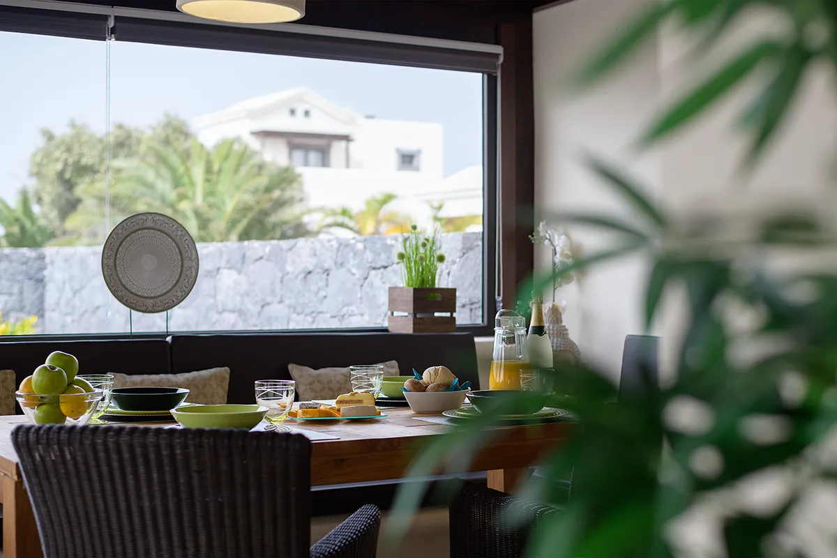 Gedeckter Tisch in einem hellen und gemütlichen Esszimmer in Hipoclub Villa Aguamarina 27