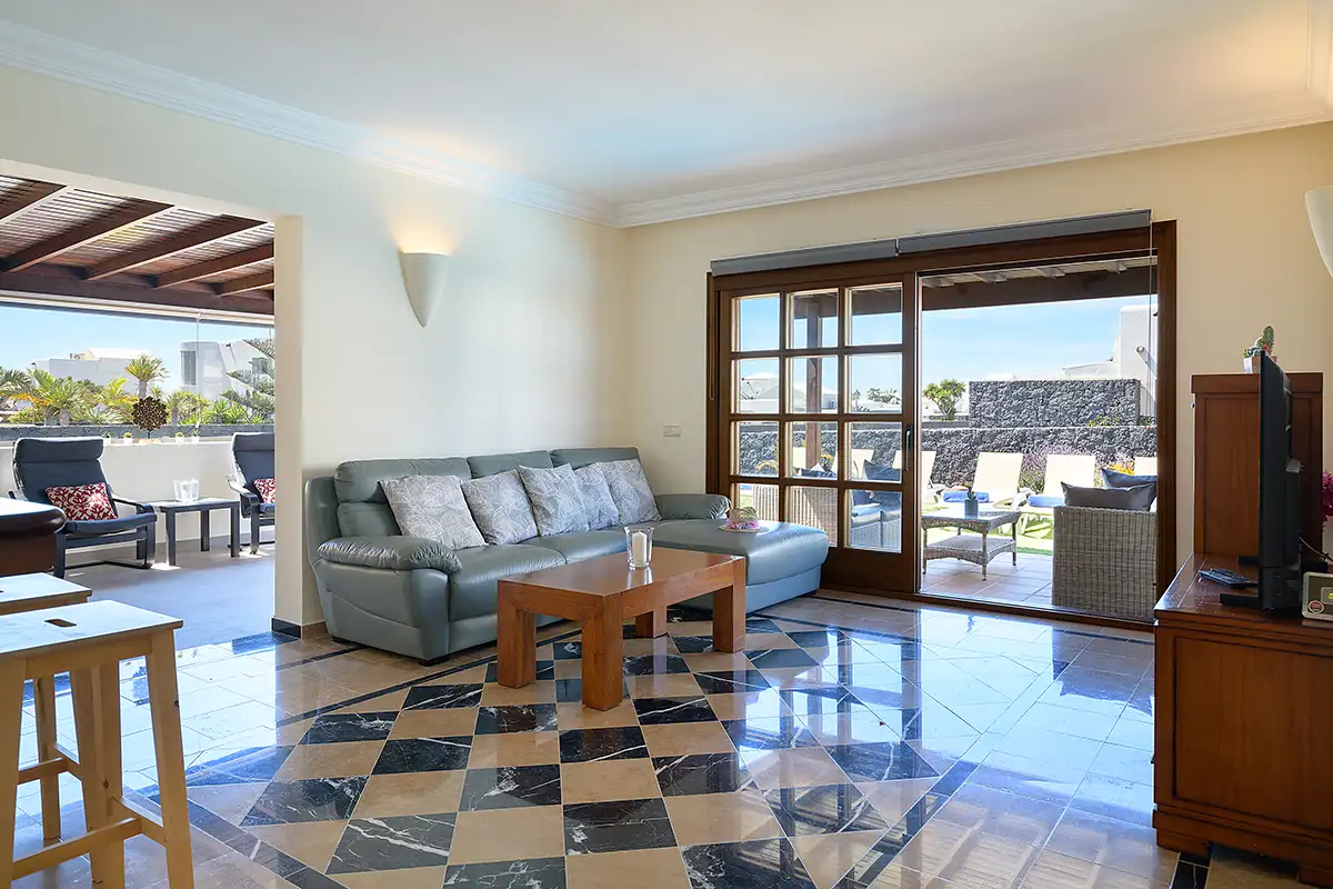 Conexión interior y exterior entre comedor, sala de estar y terraza en Hipoclub Villa Aguamarina 30