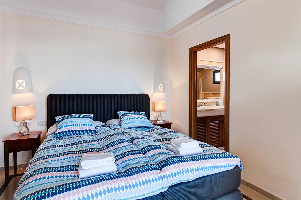 Twin bedroom with en-suite bathroom at Hipoclub Villa Zafiro 34
