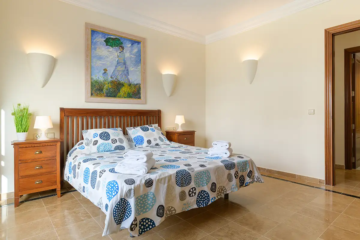 Großzügiges Schlafzimmer, möbliert und funktional ausgestattet bei Hipoclub Villa Aguamarina 29