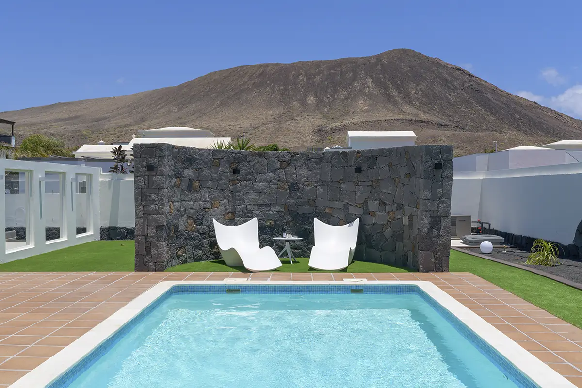 Pool mit integriertem Ruhebereich in der Villa Alisios 43 Hipoclub