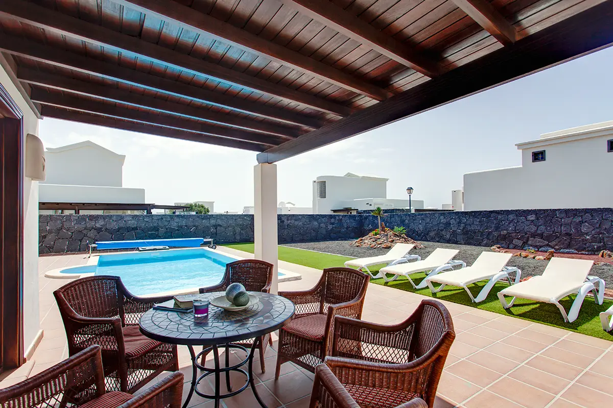 Covered outdoor terrace with table and chairs, Hipoclub Villa Aguamarina 2