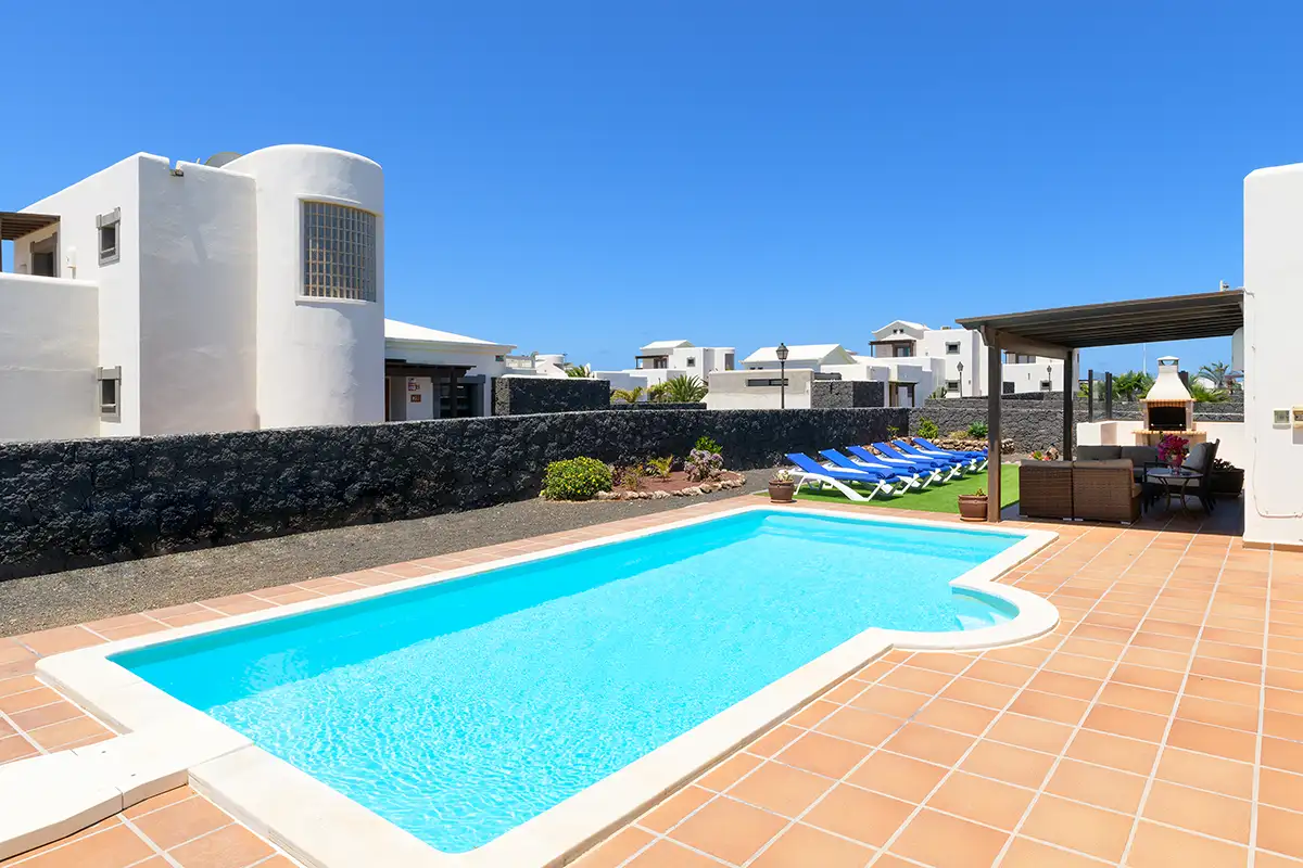 Großzügige Außenterrasse neben dem Poolbereich bei Hipoclub Villa Aguamarina 29