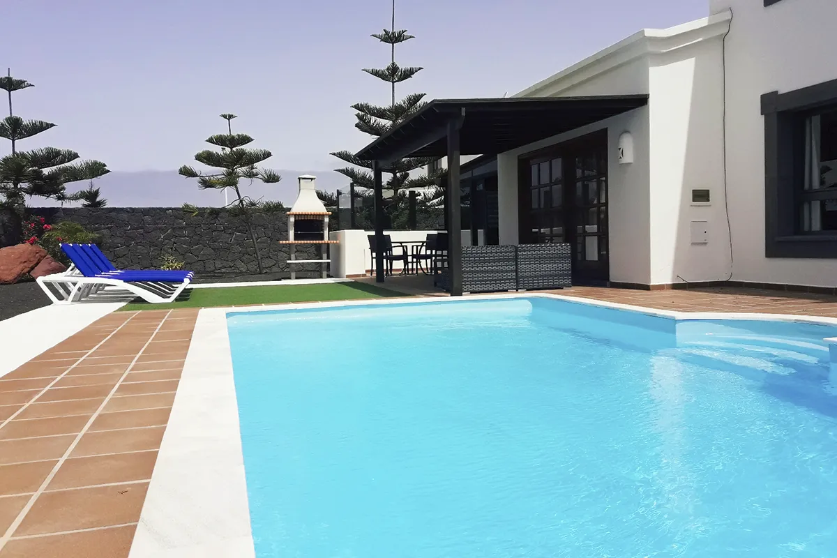 Piscina con zona de solárium en Hipoclub Villa Aguamarina 11