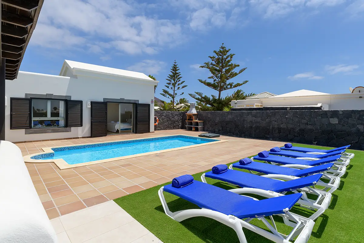 Overview of the terrace with solarium and pool at Villa Faro Park 189 Hipoclub
