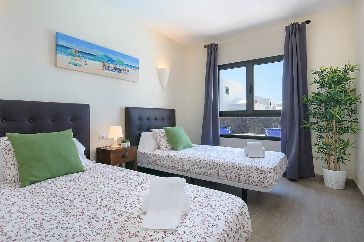 Schlafzimmer mit zwei Einzelbetten in Doppelanordnung in Hipoclub Villa Aguamarina 28