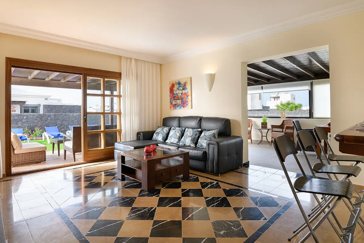 Wohnbereich mit Sofa und direktem Zugang zur teilweise überdachten Terrasse bei Hipoclub Villa Aguamarina 29