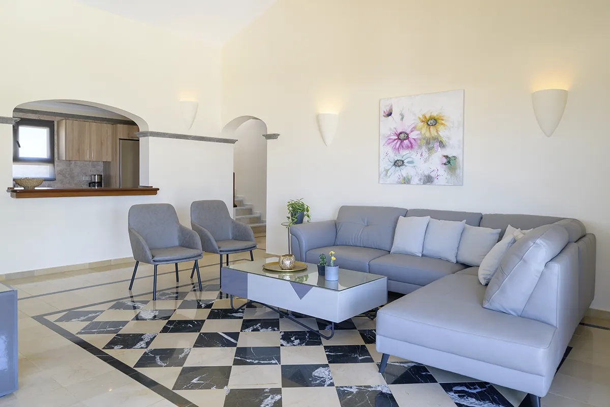 Gemütliche Sitzecke mit großem Sofa in der Villa Alisios 43 Hipoclub