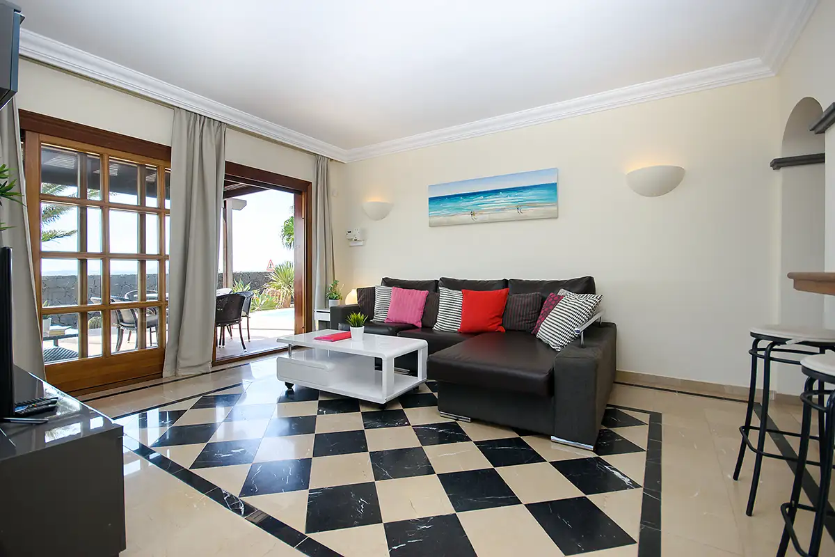 Salón con salida a la terraza cubierta de la Villa