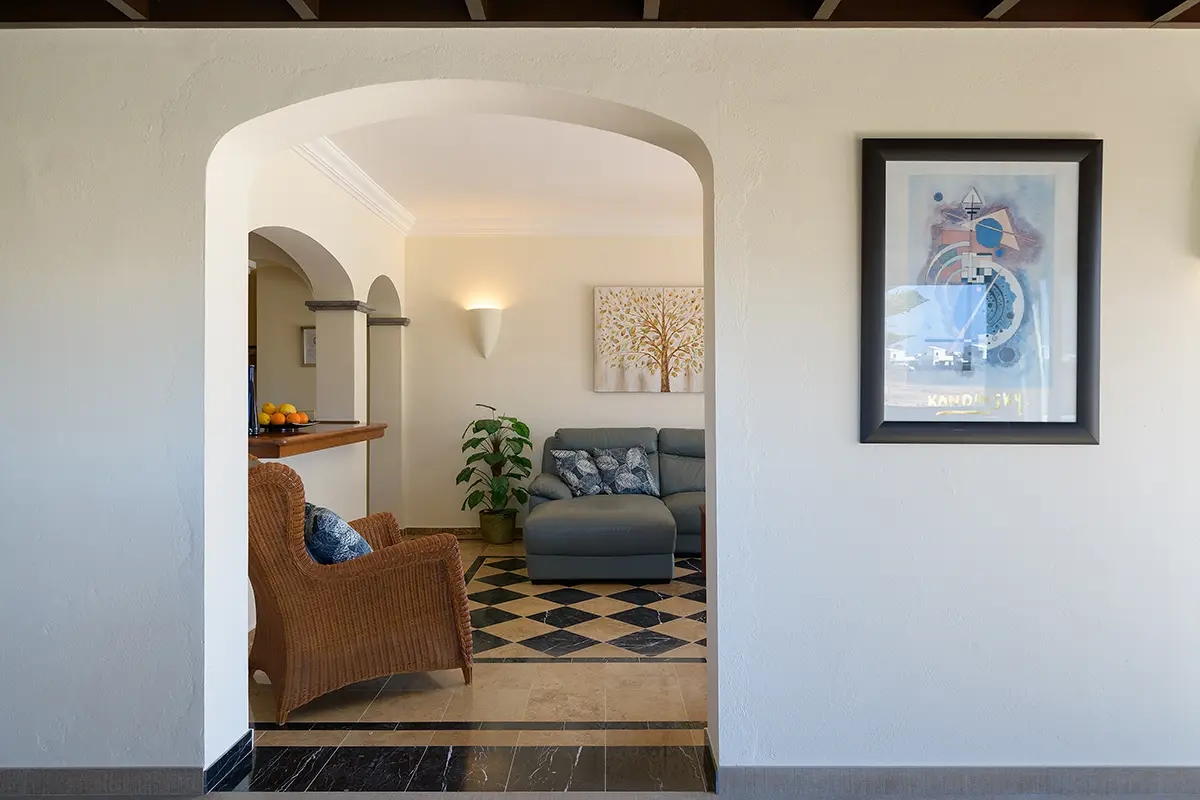 Entrada a la sala de estar desde el pasillo interior, Hipoclub Villa Aguamarina 5