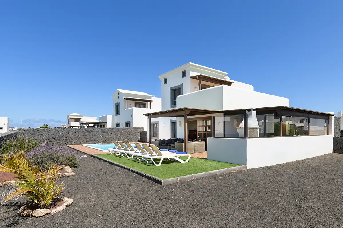 Vista del conjunto arquitectónico y exterior de la villa en Hipoclub Villa Aguamarina 30