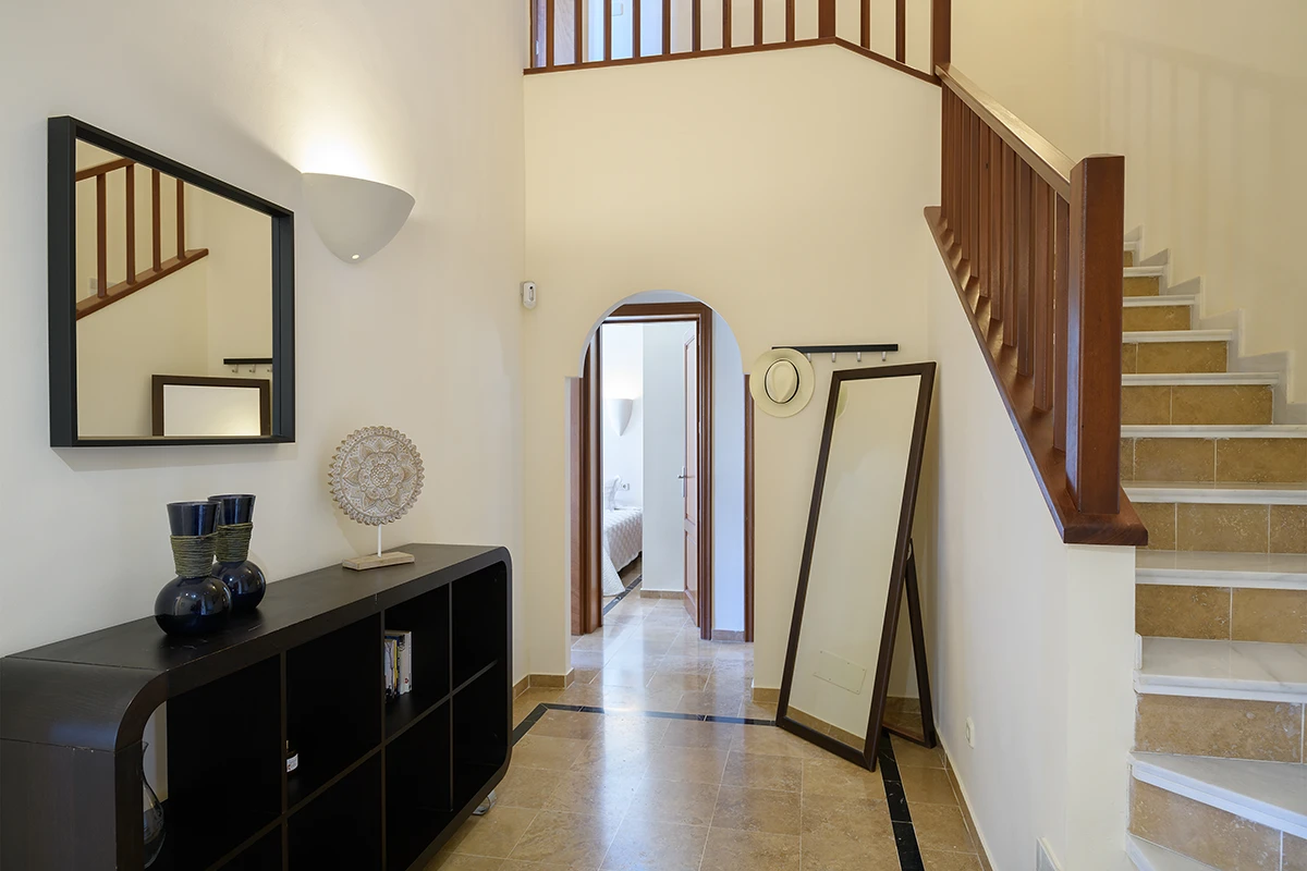 Distribuidor interior con escaleras hacia la planta superior en Hipoclub Villa Zafiro 54