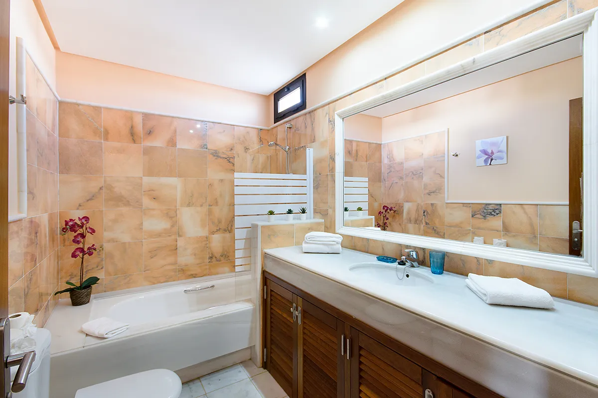 Amplio cuarto de baño con bañera en la Villa Hipoclub