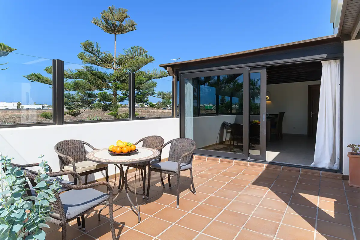Terraza exterior comunicada con el salón interior mediante cristalera, Hipoclub Villa Aguamarina 5