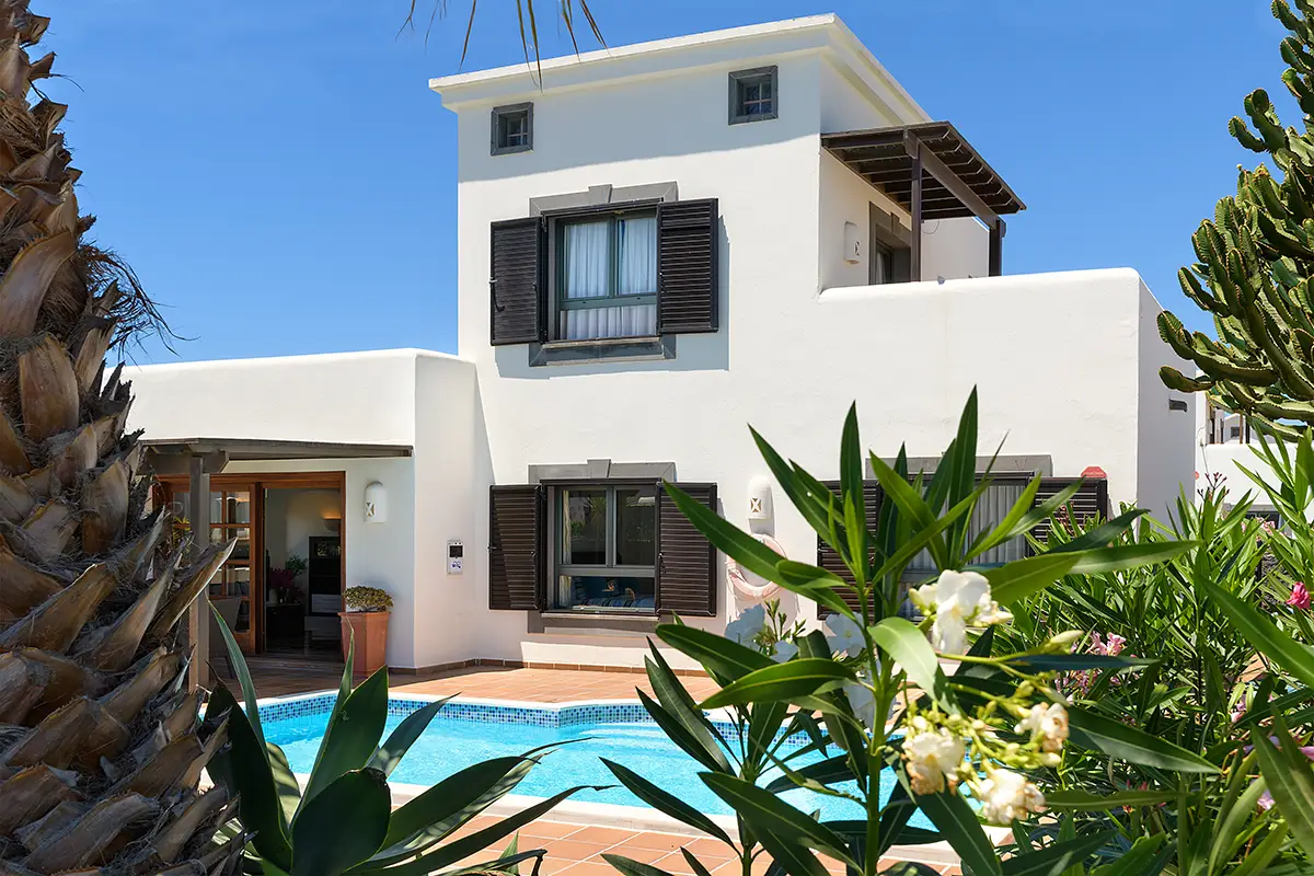 Gepflegte Gartenbereiche rund um Hipoclub Villa Aguamarina 10
