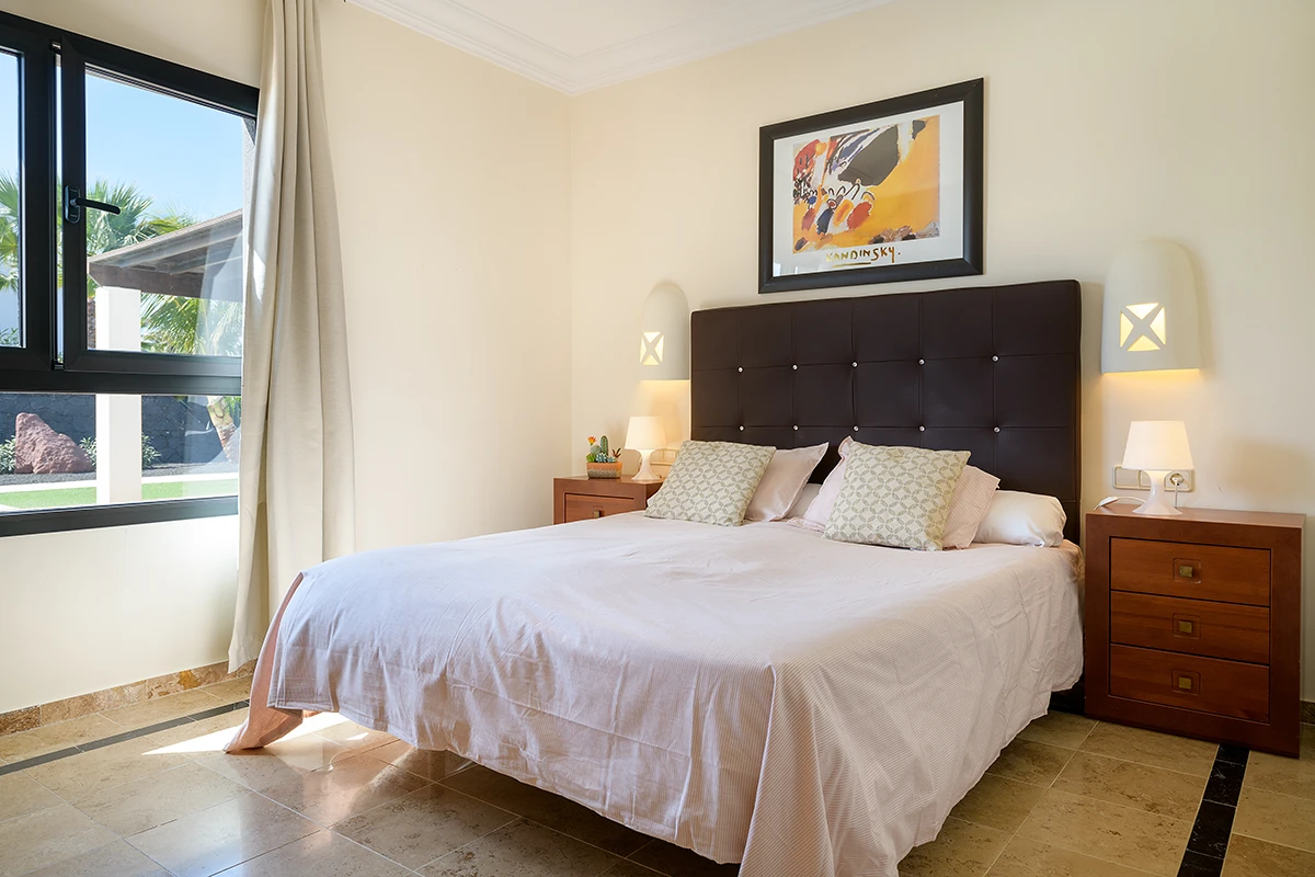 Dormitorio luminoso con vistas al jardín, Hipoclub Villa Aguamarina 5