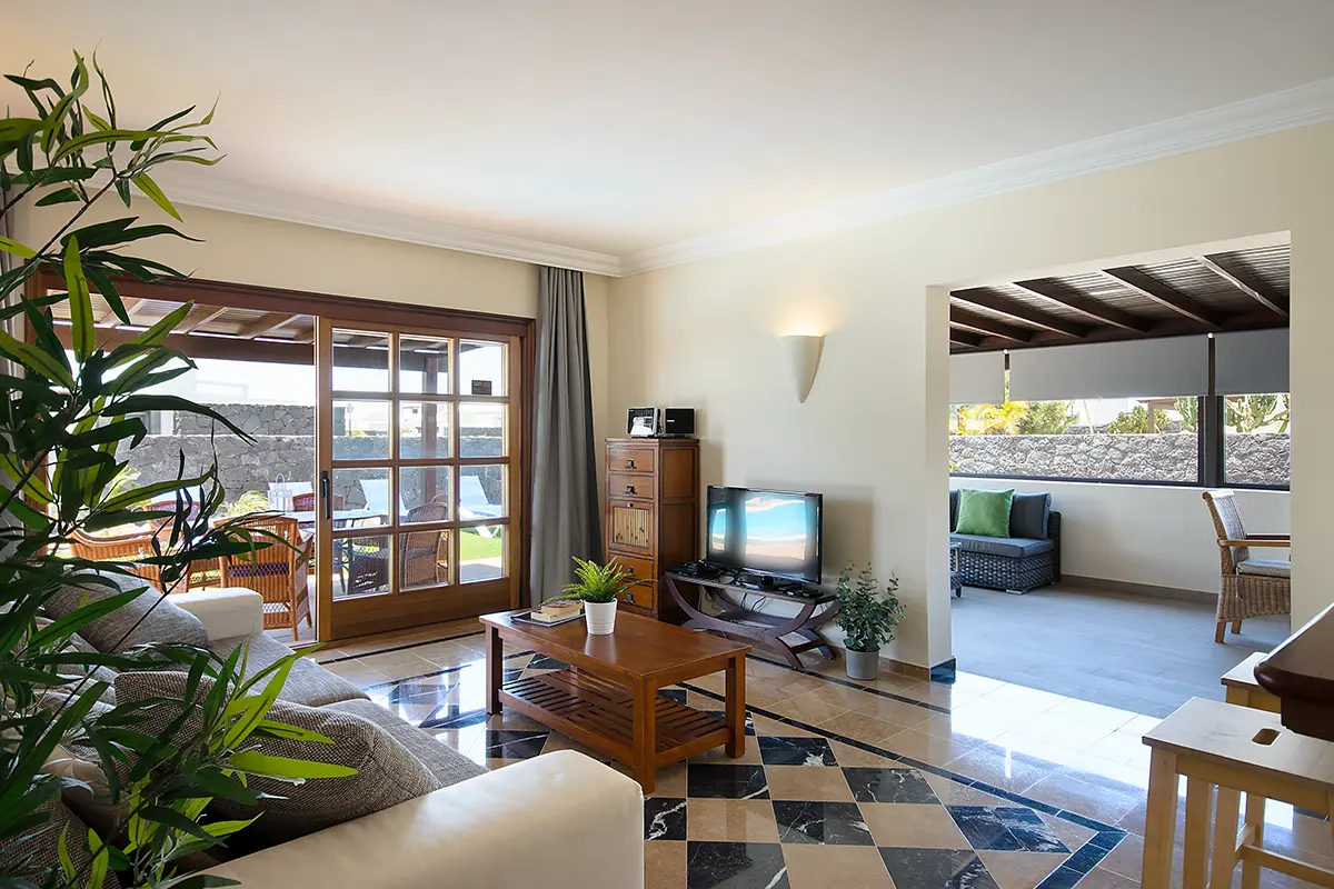 Wohnbereich, Esszimmer und Terrasse mit direkter Verbindung der Räume in Hipoclub Villa Aguamarina 28