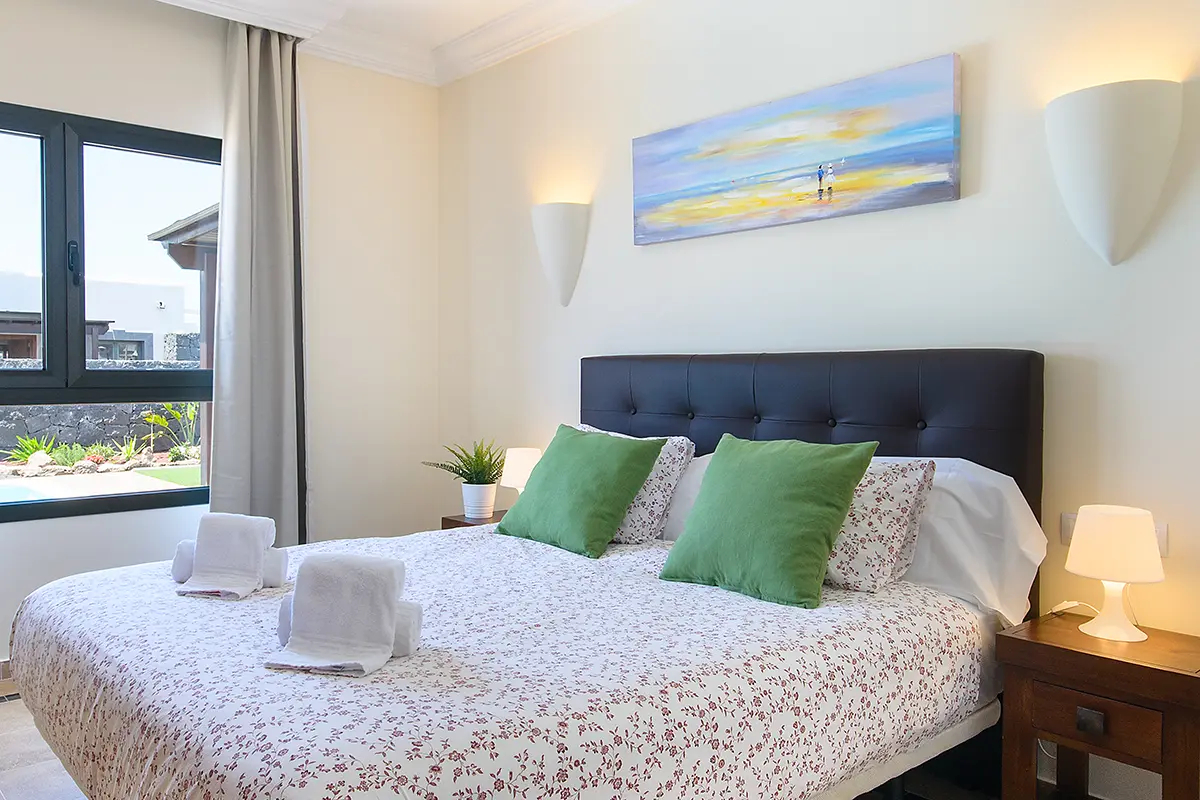 Schlafzimmer mit Blick auf den Garten vom Innenbereich in Hipoclub Villa Aguamarina 28