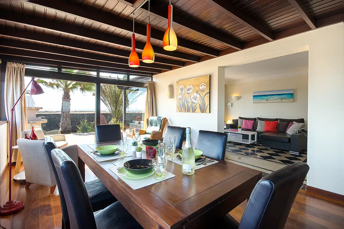 Espacioso salón comedor con vistas en Villa Hipoclub