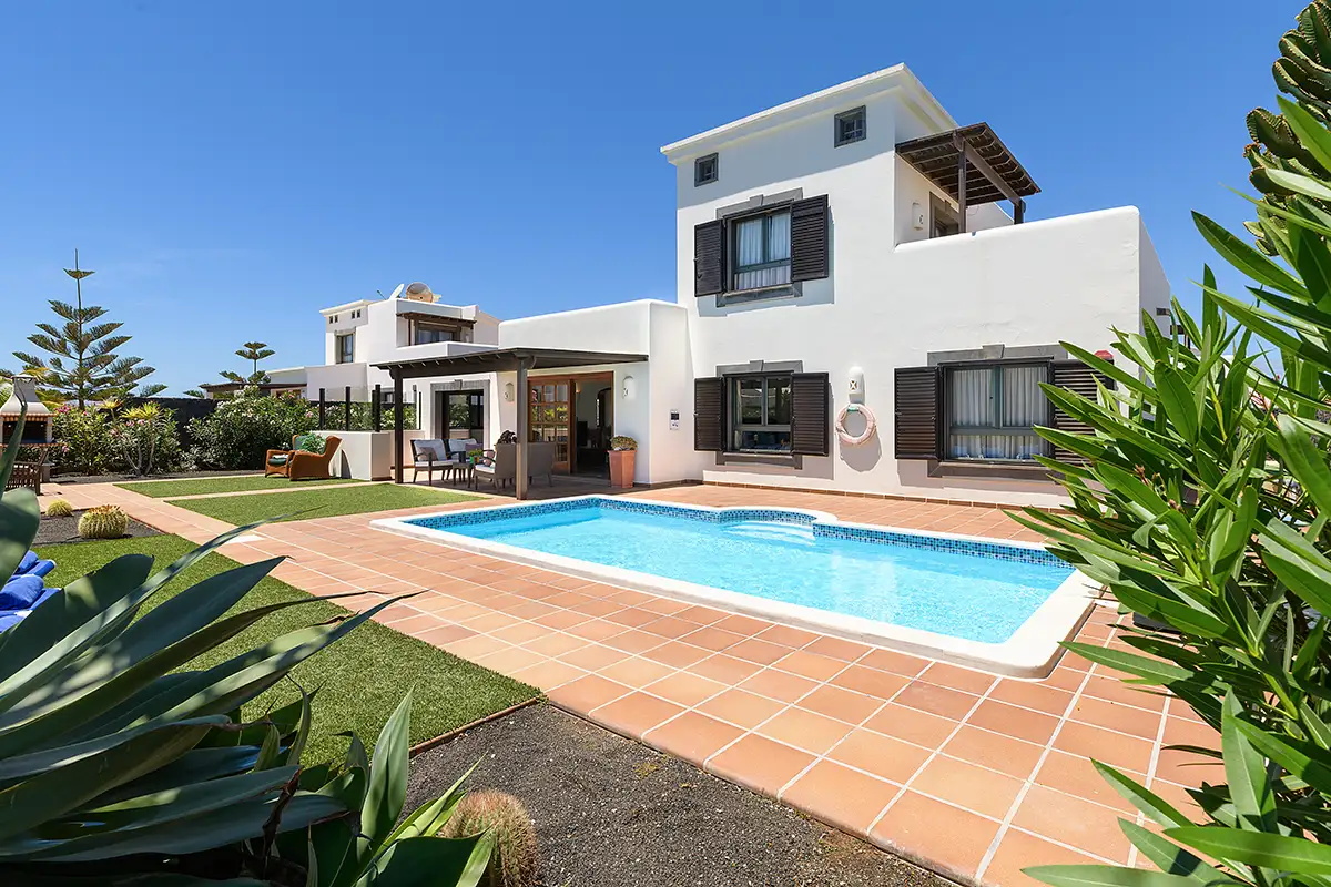 Pool mit großzügiger Terrasse und Garten bei Hipoclub Villa Aguamarina 10