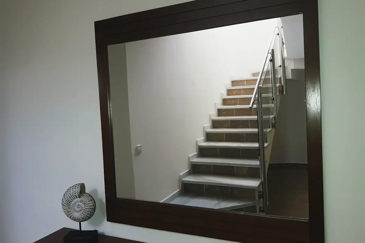 Escalera interior que conduce al piso superior en Hipoclub Villa Aguamarina 11