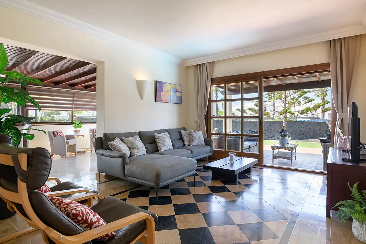 Sala de estar amplia con acceso directo a la terraza exterior en Hipoclub Villa Zafiro 54