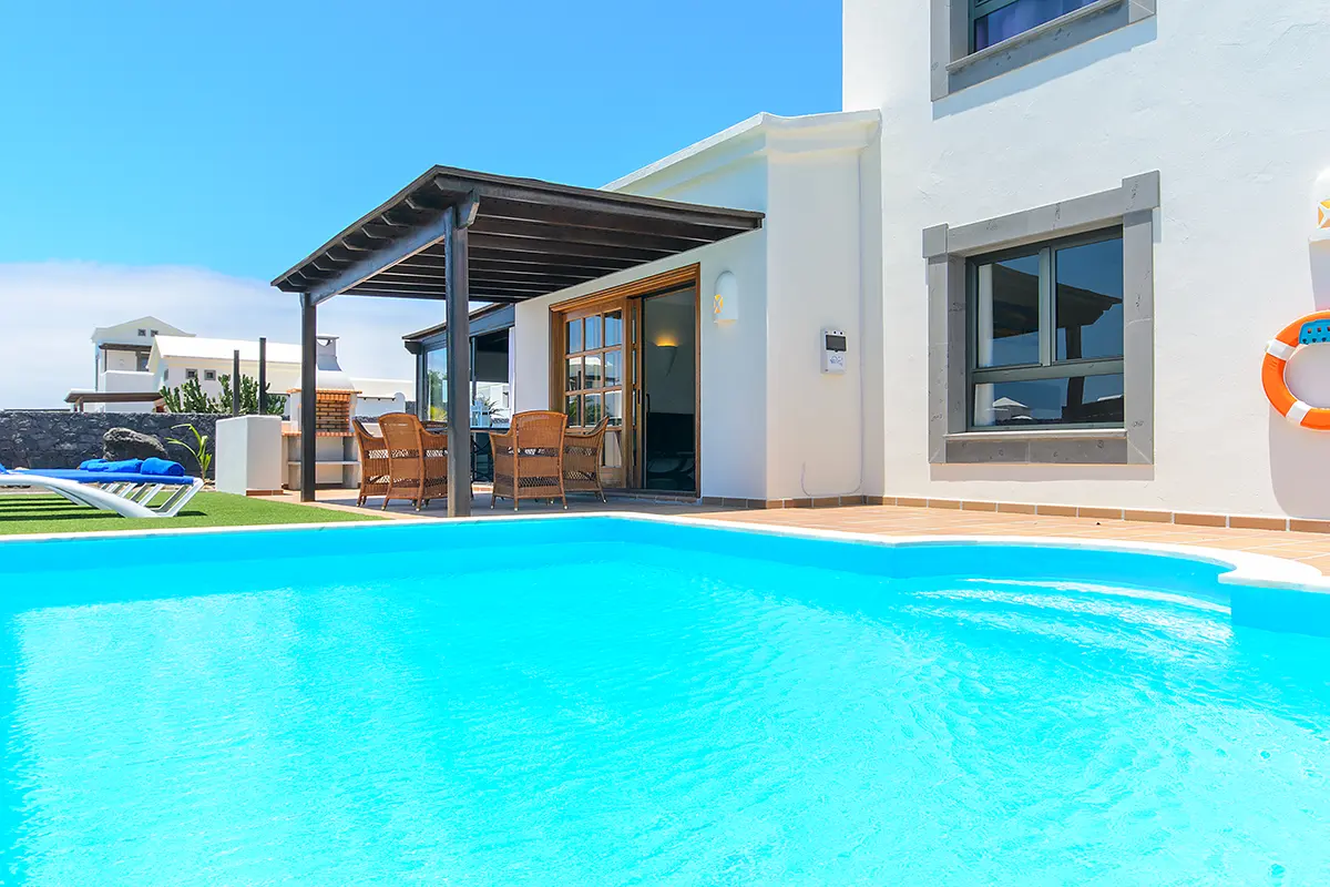 Außenpool neben der teilweise überdachten Terrasse bei Hipoclub Villa Aguamarina 28