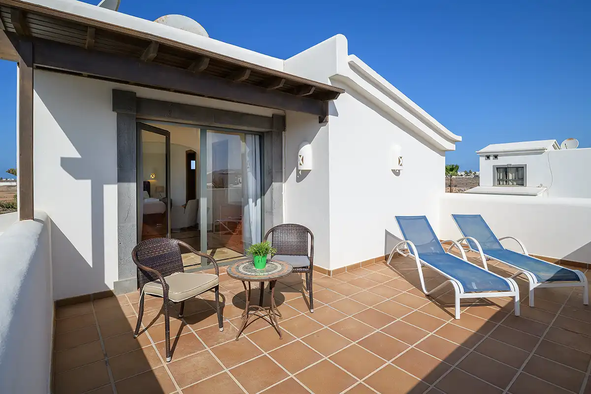 Terraza superior amueblada con mesa de exterior y tumbonas, Hipoclub Villa Aguamarina 5