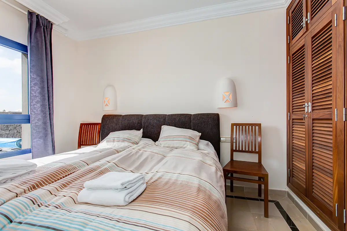 Bed linen and towels provided in the bedrooms at Hipoclub Villa Zafiro 34