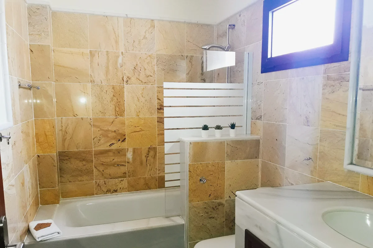 Cuarto de baño equipado con bañera funcional en Hipotel Villa Aguamarina 14