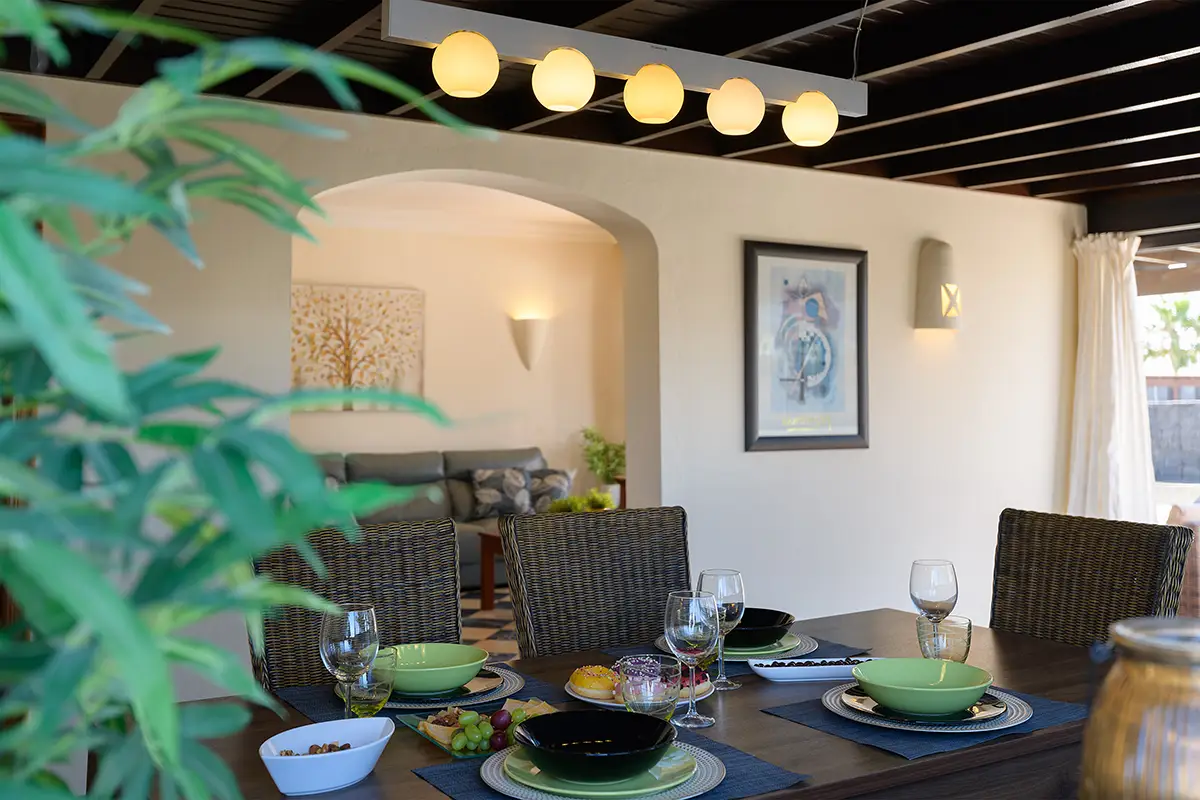 Mesa preparada para comer en el comedor interior de la villa, Hipoclub Villa Aguamarina 5