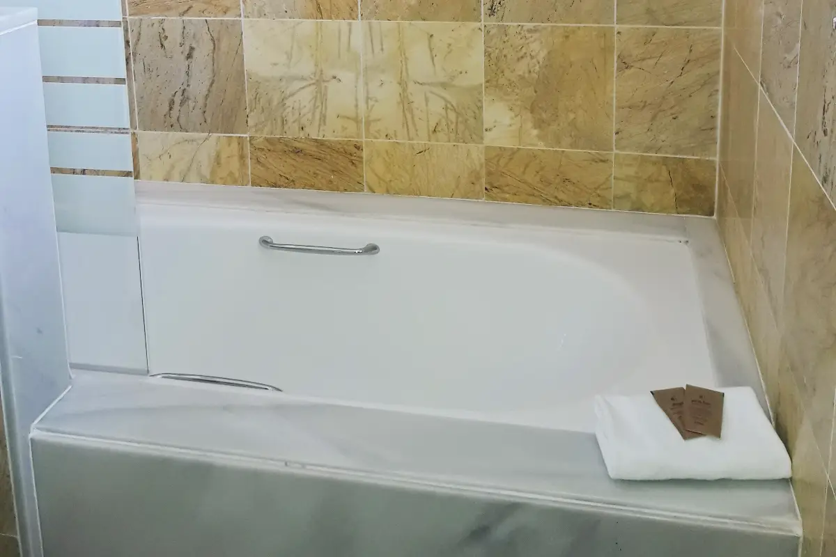 Bañera en el baño de Hipoclub Villa Aguamarina 11