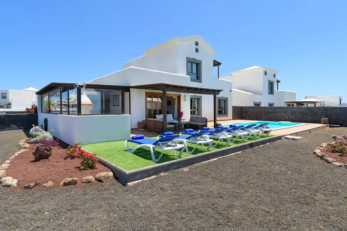Großzügiger Gartenbereich rund um das Haus bei Hipoclub Villa Aguamarina 29