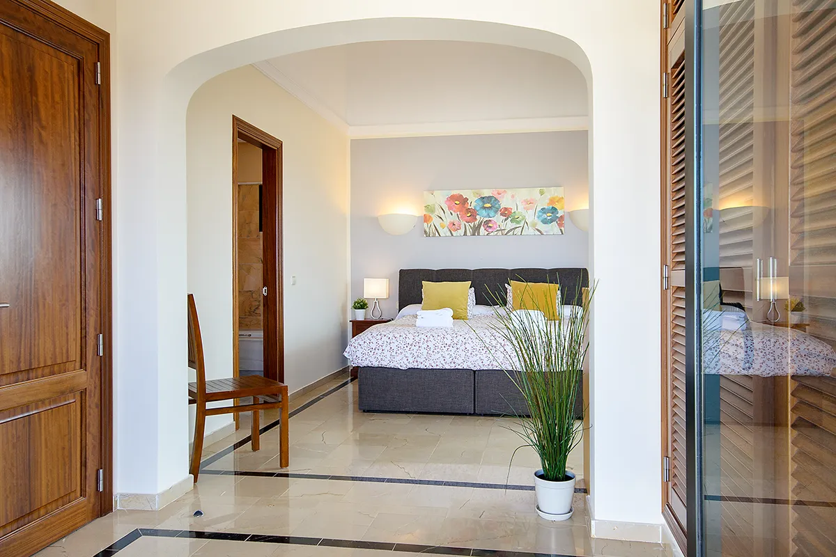 Dormitorio principal con baño en la Villa Hipoclub 