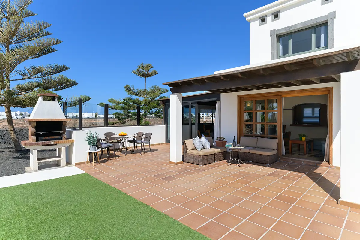 Terraza cubierta y zona exterior con barbacoa y comedor al aire libre, Hipoclub Villa Aguamarina 5