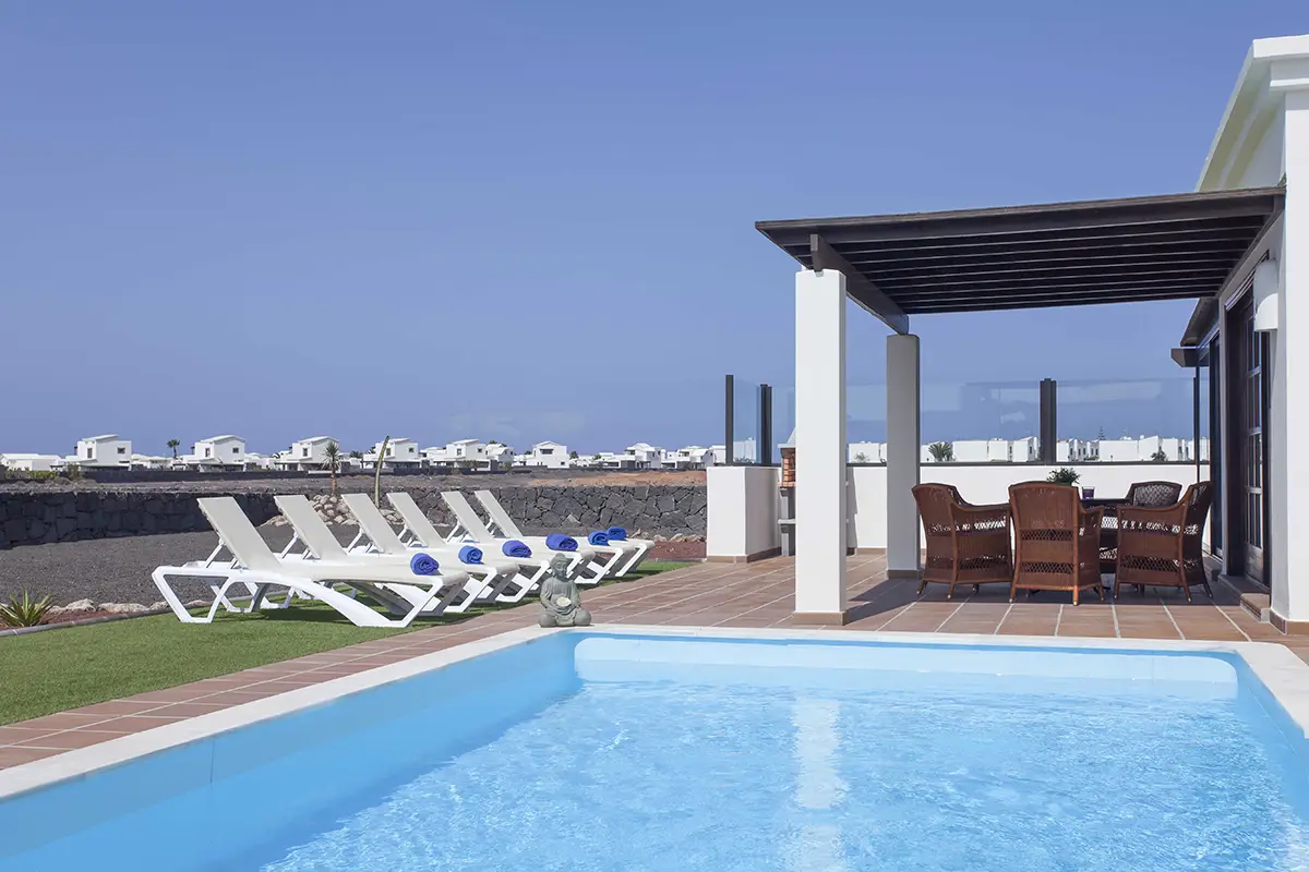 Piscina situada junto a terraza cubierta en Hipoclub Villa Aguamarina 4