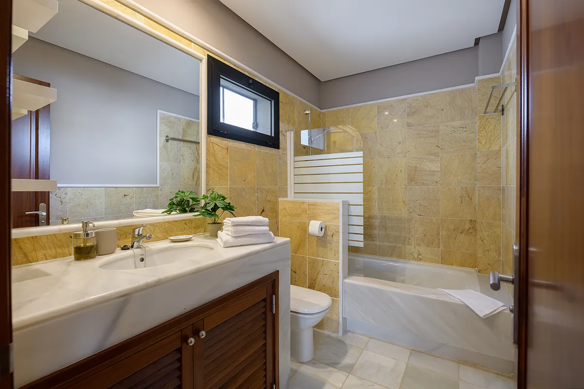 Cuarto de baño espacioso y completo en Hipoclub Villa Aguamarina 32