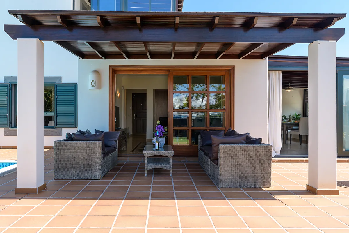 Terraza exterior cubierta con pérgola de madera en Hipoclub Villa Zafiro 54