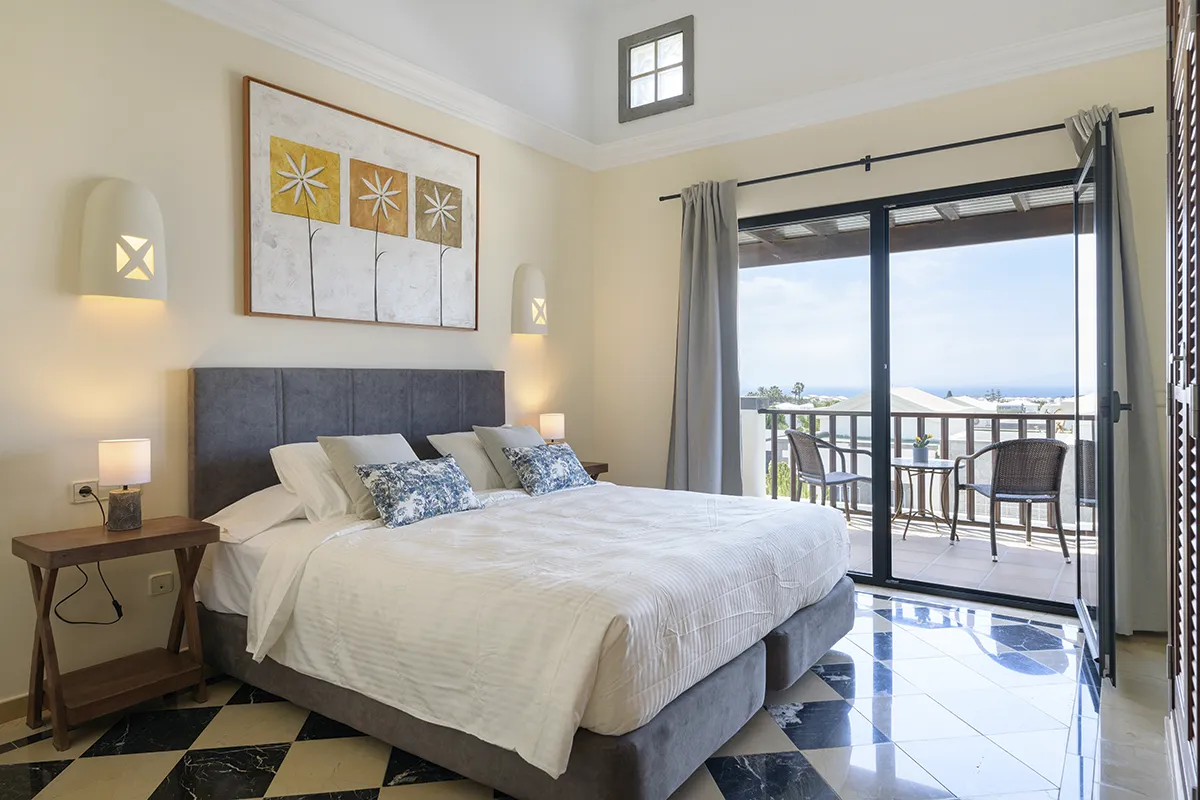Schlafzimmer mit privater Terrasse in der Villa Alisios 43 Hipoclub