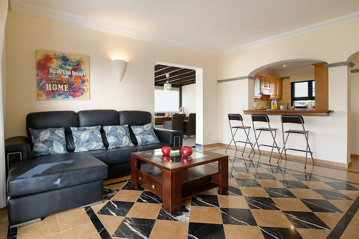 Wohnbereich mit Esszimmer und Küche verbunden in Hipoclub Villa Aguamarina 29