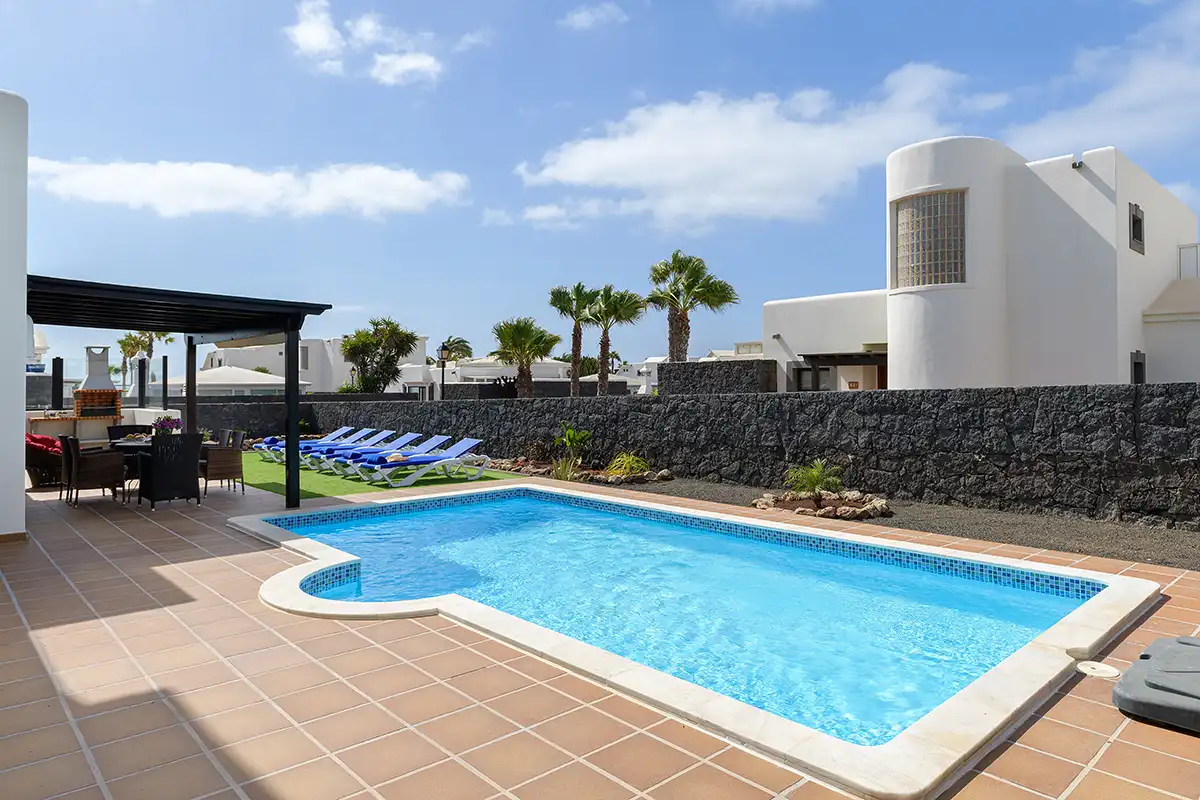 Terraza despejada junto a la piscina en Hipoclub Villa Aguamarina 32