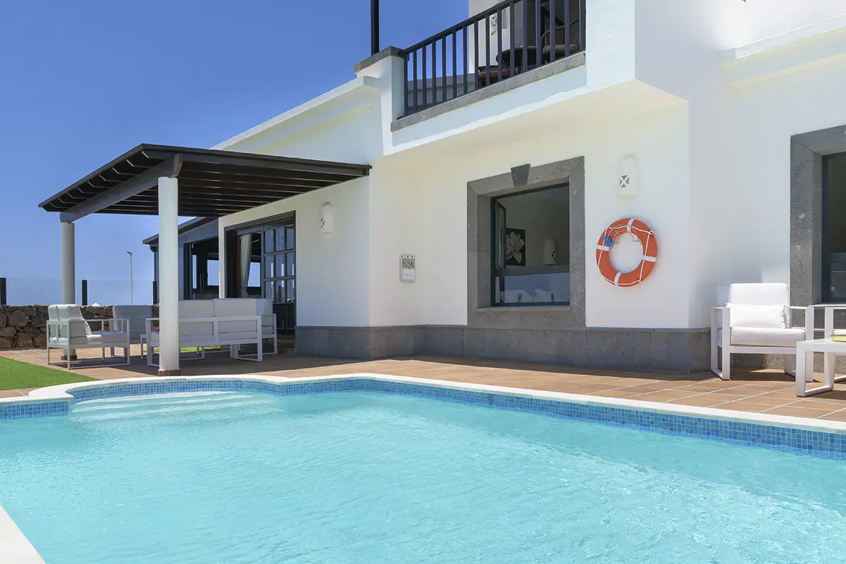 Pool angrenzend an die überdachte, möblierte Terrasse der Villa Alisios 43 Hipoclub