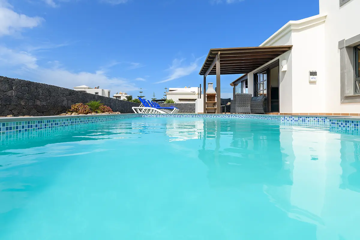 Außenpool mit überdachter Terrasse im Hintergrund in Hipoclub Villa Aguamarina 26