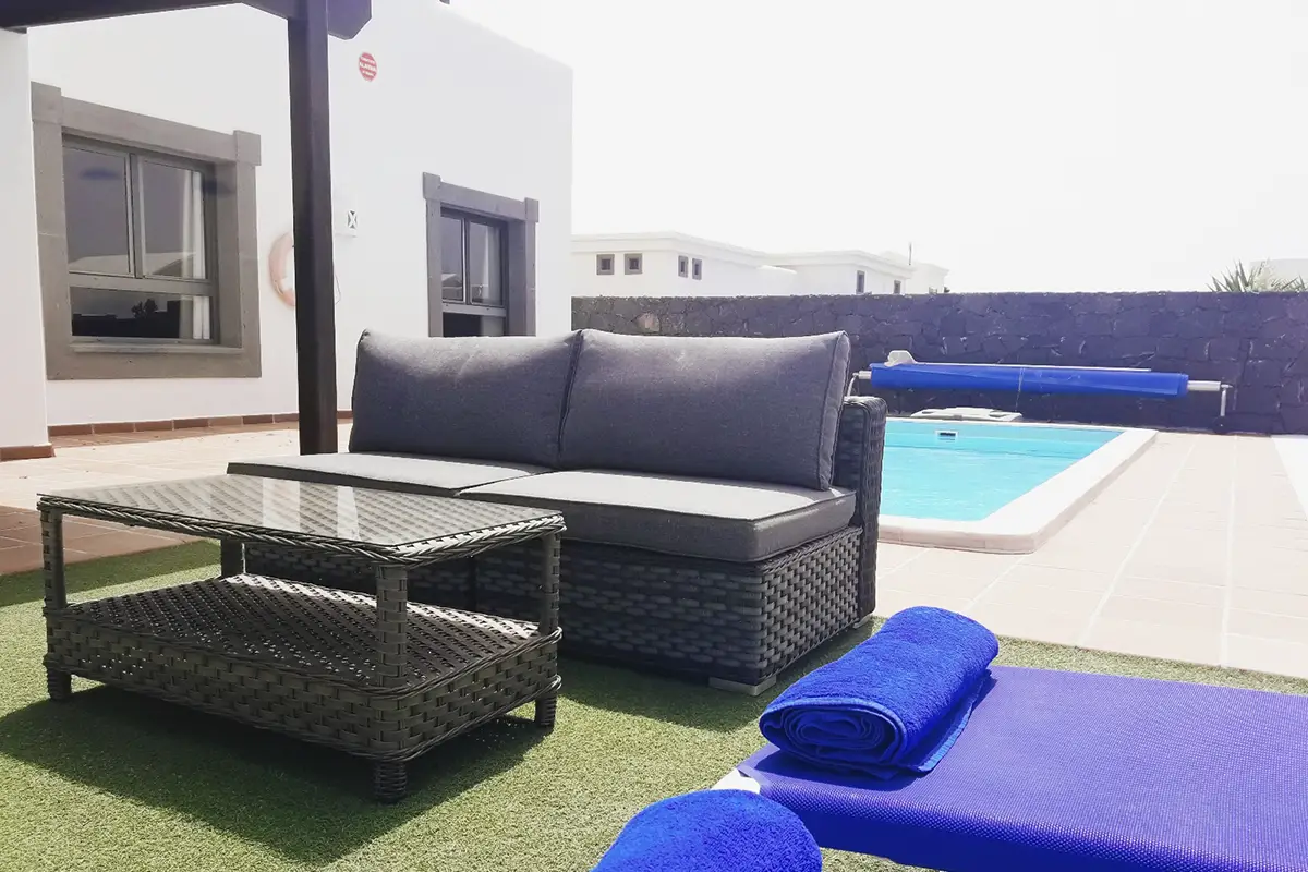 Mobiliario de jardín en Hipoclub Villa Aguamarina 11, ideal para disfrutar al aire libre