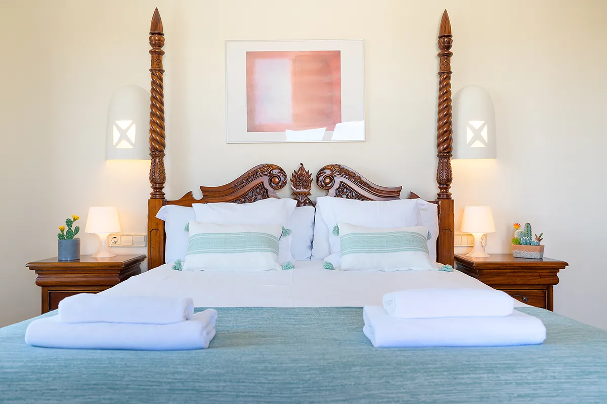 Wohnliche Dekoration im Schlafzimmer von Hipoclub Villa Aguamarina 10