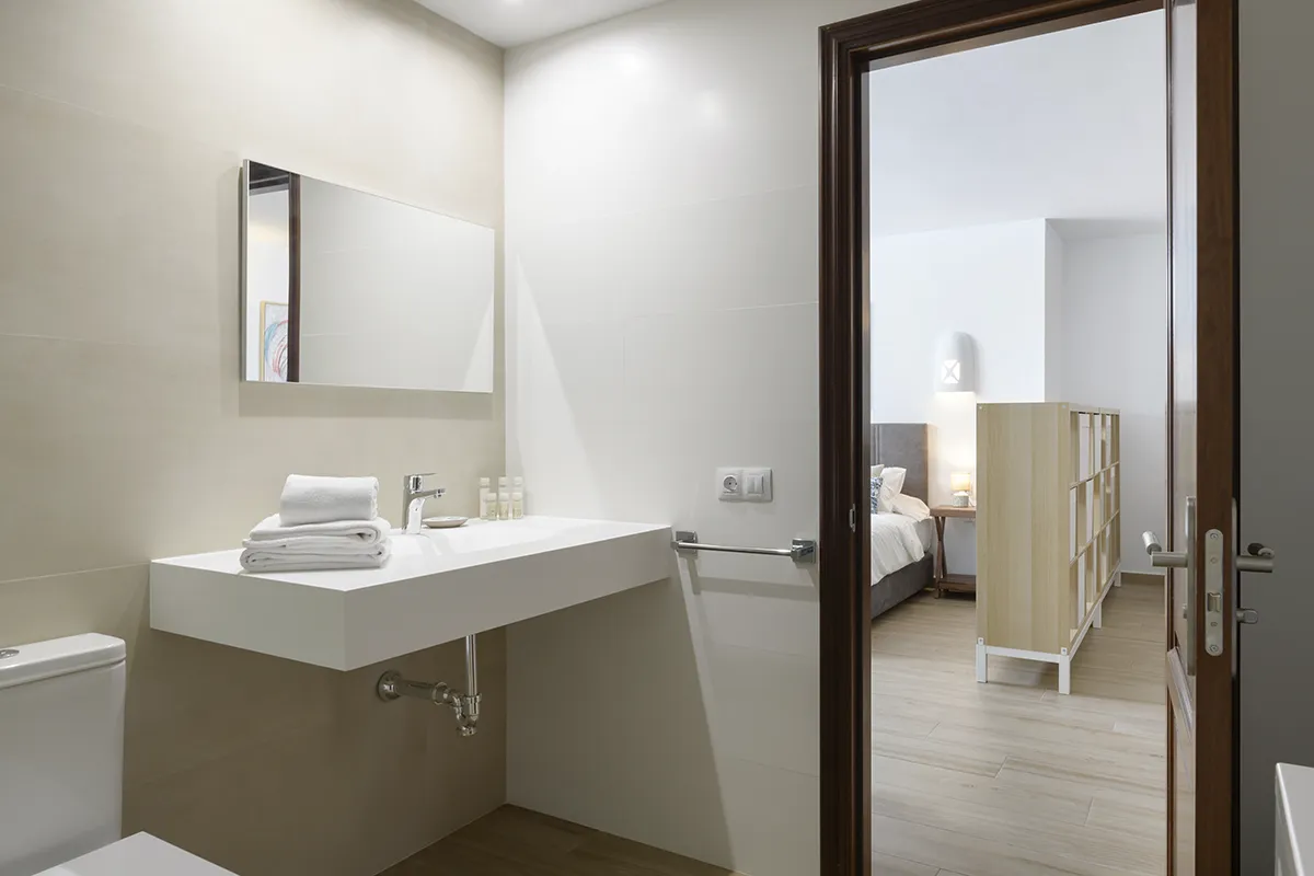 Komplett ausgestattete Badezimmer mit Handtüchern und Annehmlichkeiten in der Villa Alisios 43 Hipoclub