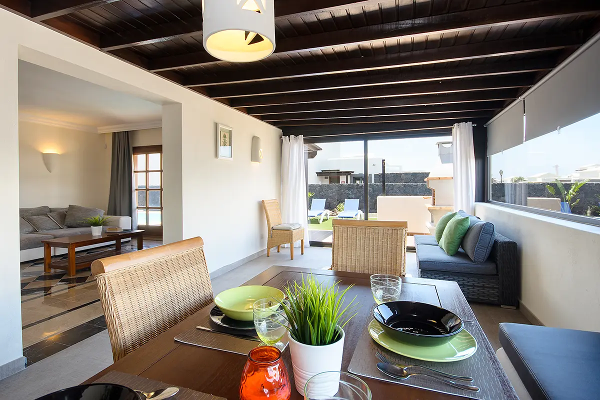 Blick auf den Innenbereich mit integriertem Wohn- und Essbereich in Hipoclub Villa Aguamarina 28