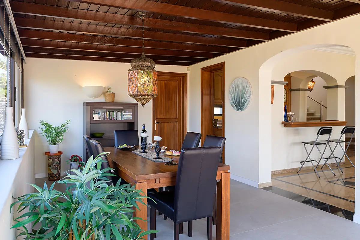Essbereich mit Wohnraum verbunden in Hipoclub Villa Aguamarina 10