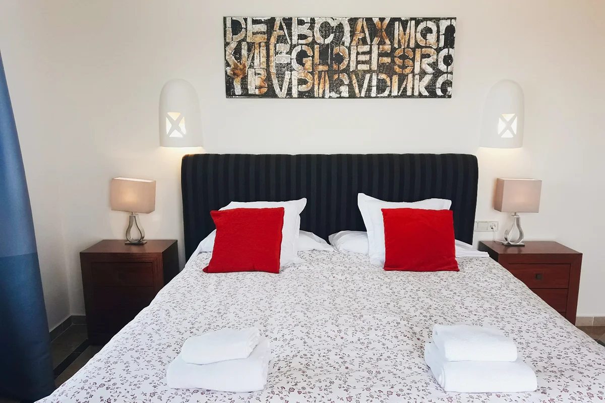 Dormitorios con ambiente acogedor y equipamiento funcional en Hipotel Villa Aguamarina 14