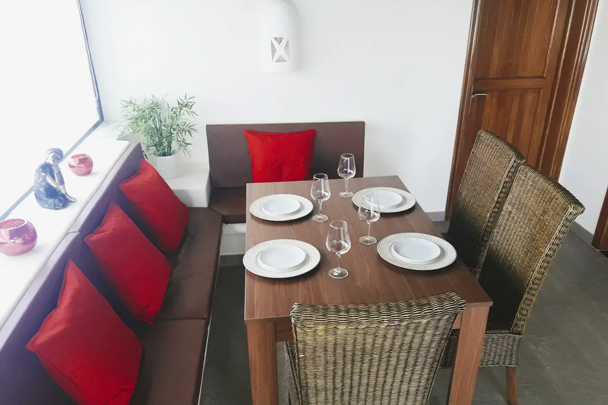 Mesa de comedor preparada con vajilla en Hipoclub Villa Aguamarina 11